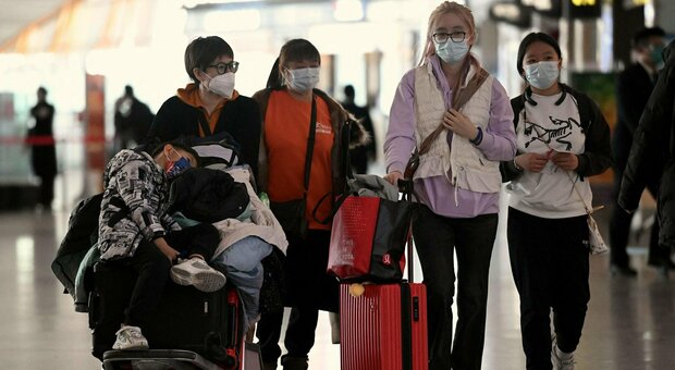 Covid, Pechino: «Inaccettabili i test sui viaggiatori. No ai vaccini dall'Ue». Tajani: «Tamponi? Nulla di offensivo»