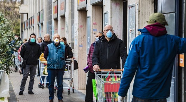 Roma, nei supermercati "NaturaSì" arrivano gel disinfettanti e guanti monuso agli ingressi