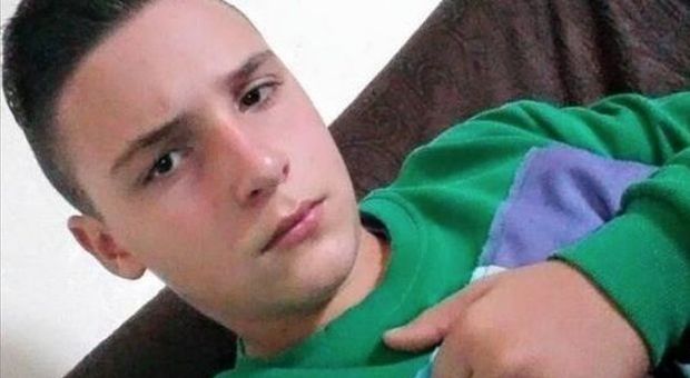 Quindicenne ucciso a Napoli, il complice della rapina: «Il carabiniere gli ha sparato il secondo colpo in testa»