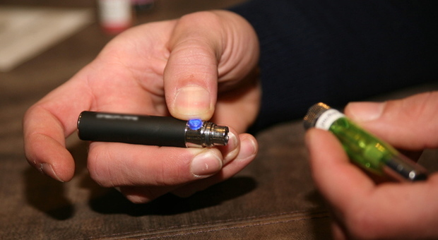 Lampo e boato: sigaretta elettronica esplode in tasca alla guardia giurata