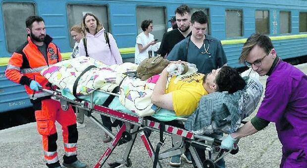 Ucraina, negli ospedali manca tutto. L'inferno dei medici: «Costretti ad amputare arti a ragazzi giovanissimi»
