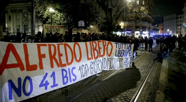 Cospito, anarchici in corteo da Trieste a Roma. Scritte a Berlino: «Free Alfredo»