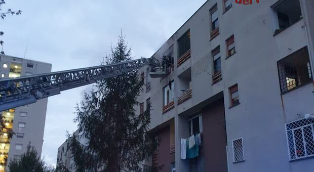 Incendio in una palazzina a Tor Bella Monaca, quattro persone intossicate trasportate all'ospedale