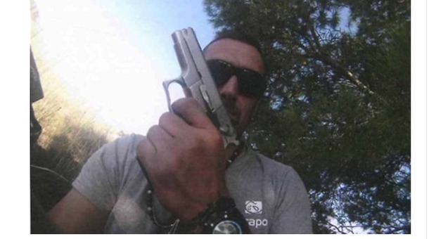 Igor il russo, selfie con la pistola prima degli omicidi: le foto e i video dalla GoPro del killer