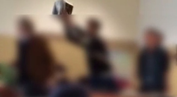 Treviso, professore vittima dei bulli in classe: cestino in testa e insulti. Il video choc fa il giro del web