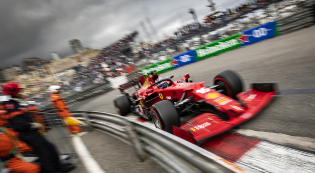 Formula 1, Leclerc pole con il brivido: dall'impresa allo schianto