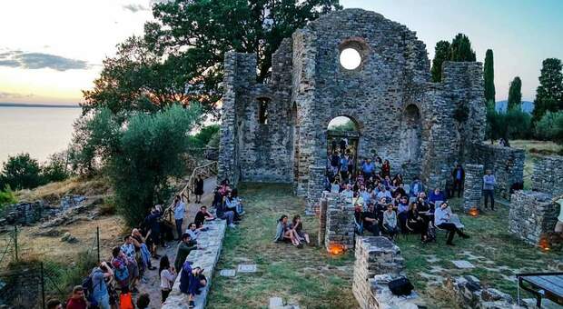 Tra incontri virtuali e reading sulla terrazza di Umbrò, mercoledì torna il festival letterario Poesiæuropa