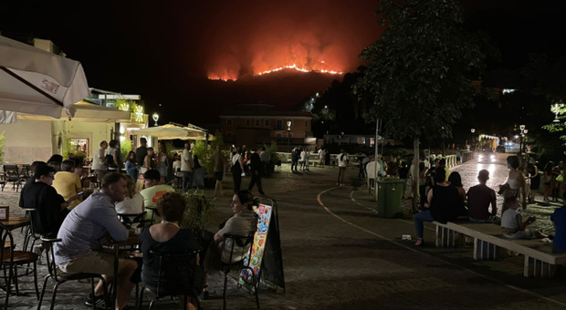 Tivoli, l'incendio di Monte Catillo minaccia le case anche a Marcellina e San Polo, famiglie evacuate