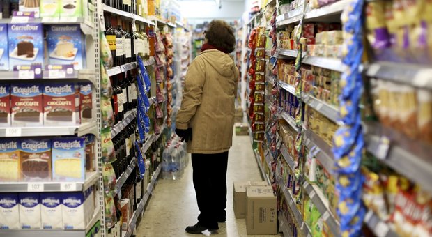 Una donna in un supermercato di Buenos Aires