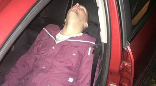 Il ragazzo addormentato dentro il taxi