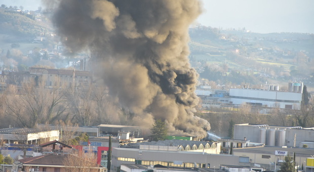 Terni, incendio nell'ara industriale: paura per una nube nera, già chiuse alcune strade