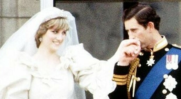 Lady Diana, la rivelazione sulla Regina Elisabetta e Filippo: «Genitori gelidi, a Carlo solo strette di mano»
