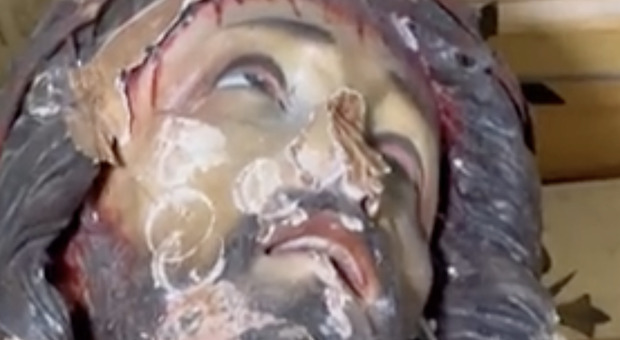 Gerusalemme, statua di Gesù distrutta a martellate da un fanatico ebreo. La Chiesa: «Clima intollerante»