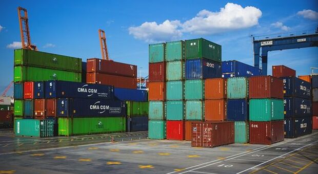 Italia, commercio estero: a novembre export +2,7% m/m import +1,7%