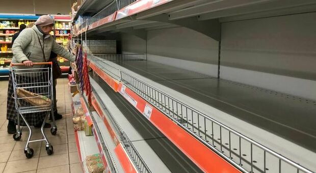 Russia, prezzi alle stelle per zucchero, alcol e ortaggi: liti al supermercato, sale l'inflazione, rublo debole Video