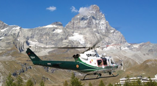Cervino, trenta alpinisti bloccati da una frana a quota 3.800 metri: in azione gli elicotteri