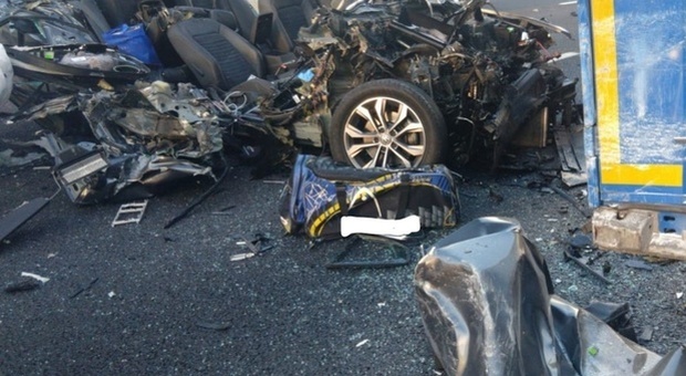 Incidente sull'autostrada A1, Passat sventrata da un Tir: passeggero miracolosamente illeso