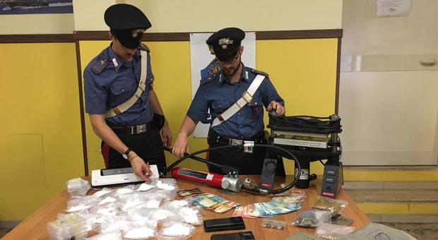 La droga sequestrata nell'appartamento Ater a San Basilio dai carabinieri