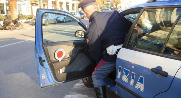 Roma, difende donna dalle molestie di due moldavi: poliziotto pestato, nessuno lo aiuta