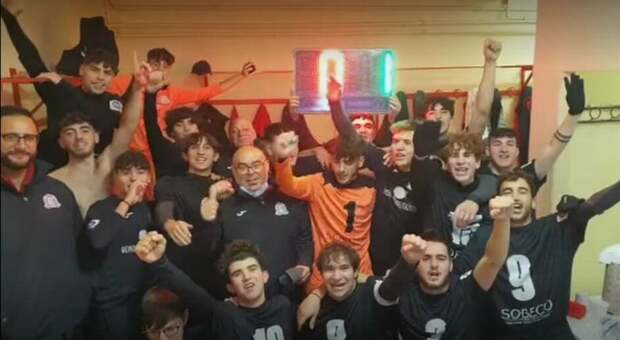 L'U19 del Poggio Mirteto festeggia la vittoria nel derby (foto pagina Facebook della società)