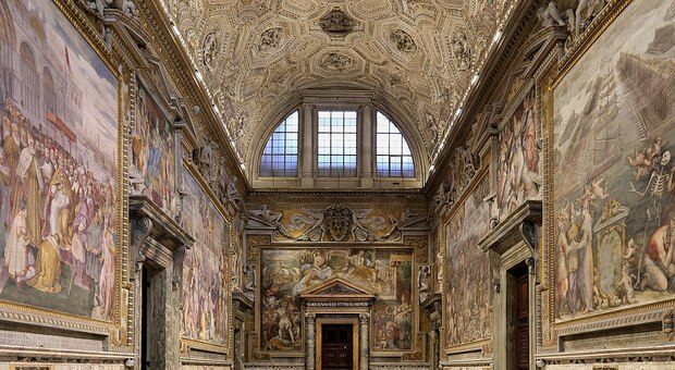 Vaticano, danni da umidità alle capriate del tetto della Sala Regia: caduti stucchi