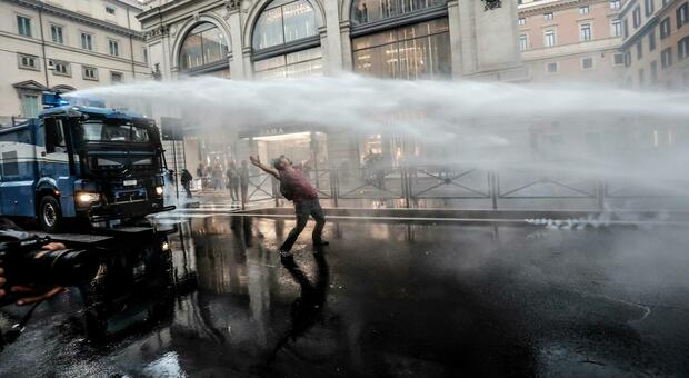 No Green pass, scontri violenti a Roma. Devastata la sede Cgil, la polizia carica i vandali con gli idranti