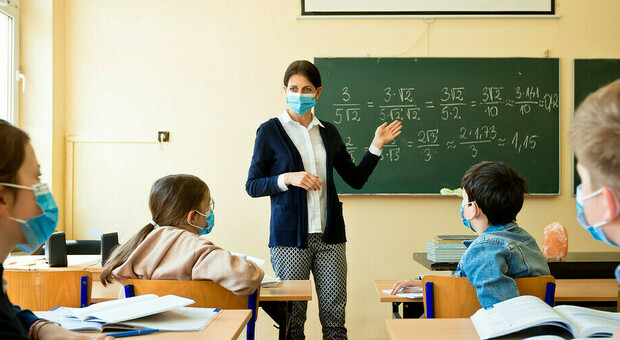 Doppia mascherina a scuola contro la variante inglese. I presidi: «Protezione durante le lezioni»