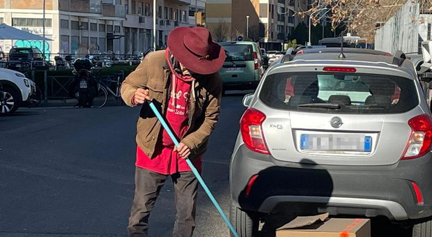 Cris, il clochard che pulisce (gratis) le strade di Roma: Trastevere lo ha "adottato"