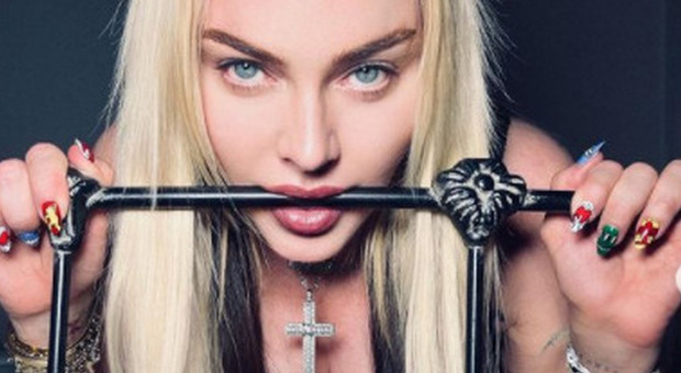 Madonna riposta le foto censurate da Instagram: «A chi fa paura un seno nudo?»