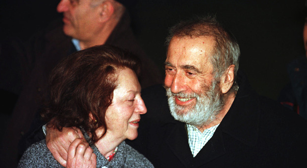 Giuseppe Soffiantini abbraccia felice la moglie al suo ritorno a casa: è il 1998