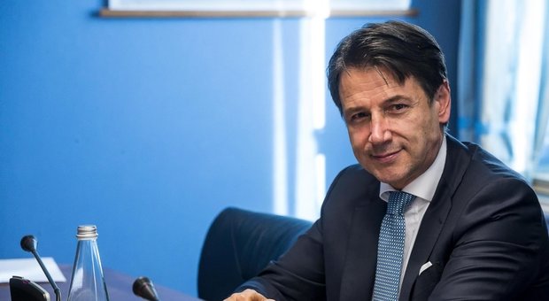 Renzi all'attacco, Di Maio e il Pd blindano il premier Conte: «O lui o il voto»
