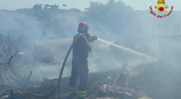 Roma brucia ancora, nuovo incendio su via Tiberina: strada chiusa dal chilometro 4 al chilometro 9