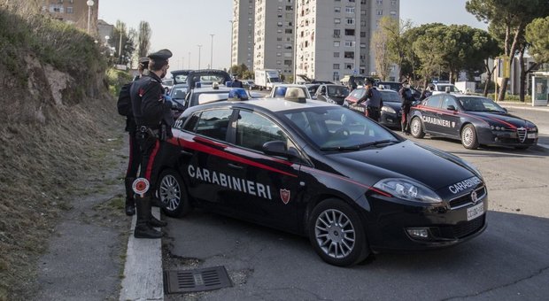 Controlli dei carabinieri a Tor Bella Monaca