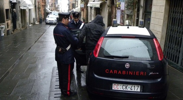 Roma, strappa dalle mani il cellulare di una donna mentre era in metro. Arrestato 26enne dell'Afghanistan