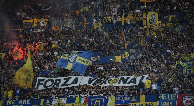 Cori nazisti a Verona per la promozione dell'Hellas in A, il club: «Ci dissociamo»