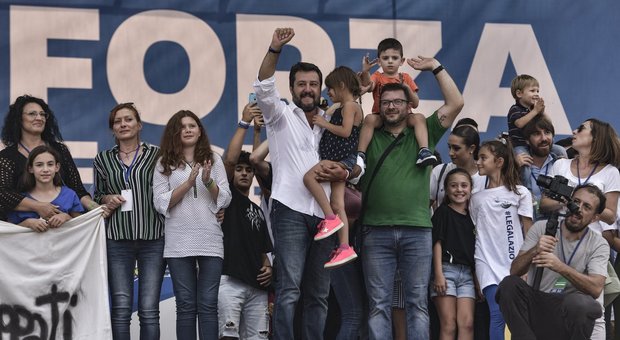 Salvini, la bimba di Bibbiano sul palco e la politica che non diventa adulta