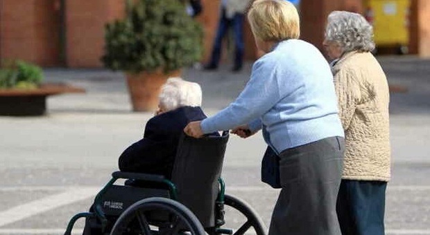 Italia, l'età media sale a 46,2 anni: record di centenari, sono oltre 20mila
