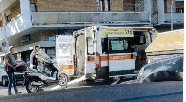 Roma, scooter "soccorso" sull'ambulanza, la foto fa il giro del web: sospeso infermiere del 118