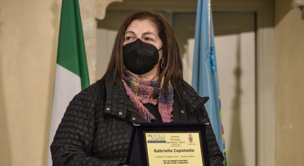 Gabriella Capotosto con il premio (Foto Comune di Fondi)