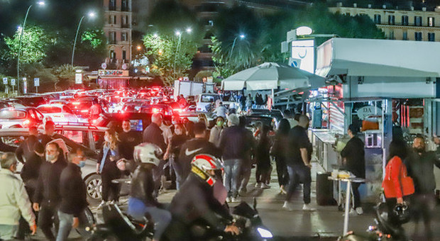 Napoli, lungomare bloccato dalla movida fino alla 4 di notte: «Follia collettiva»