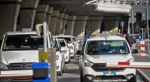 Fiumicino, taxi: lotta all'abusivismo, vigilantes e hostess per indirizzare i passeggeri