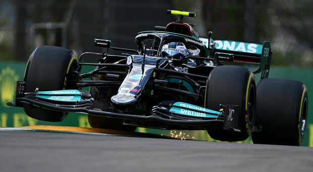 Lewis Hamilton conquista la pole a Imola 2021