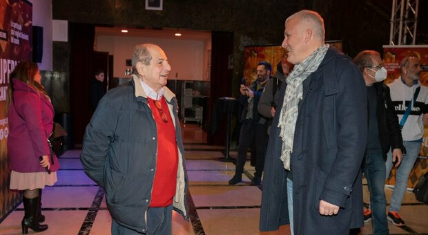 Da sinistra, Giancarlo Magalli scherza con Max Paiella alla serata "Supermagic"