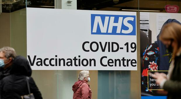 Covid Gran Bretagna, vaccinati oltre 20 milioni: è un terzo della popolazione