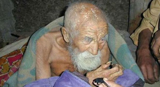 ​Il calzolaio che dice di avere 179 anni: «La morte si è dimenticata di me» ​Il calzolaio che dice di avere 179 anni: «La morte si è dimenticata di me»