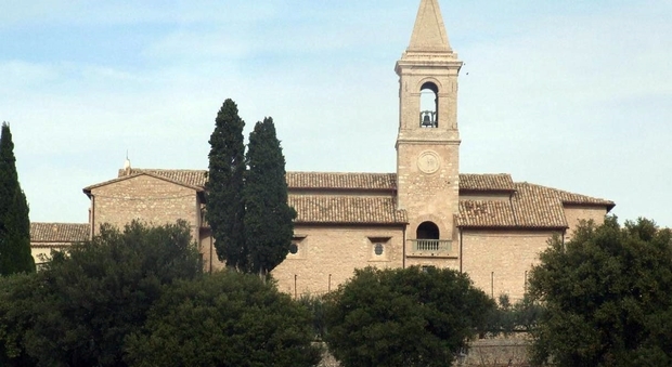 Peppone va in aiuto di don Camillo Il sindaco di Trevi sulle barricate: «Non chiudete il convento»