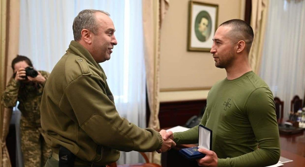 Snake Island, premiato il marinaio del «vaffa» alla nave russa: è tornato a casa dopo uno scambio di prigionieri