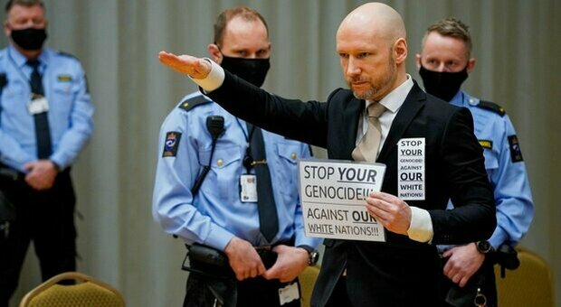 Norvegia, il killer di Utoya Anders Breivik fa il saluto nazista in Tribunale: era a processo per la libertà vigilata