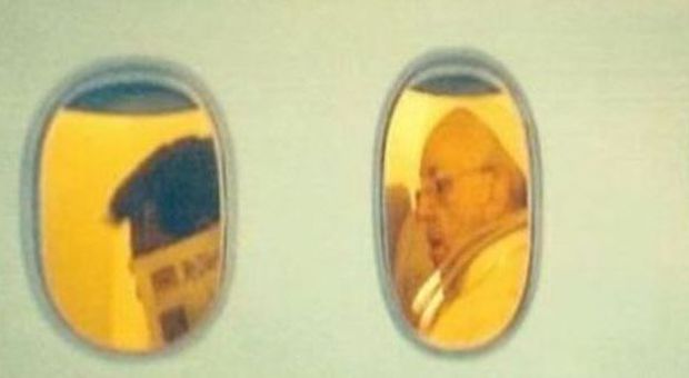 Papa Francesco legge Il Messaggero in aereo