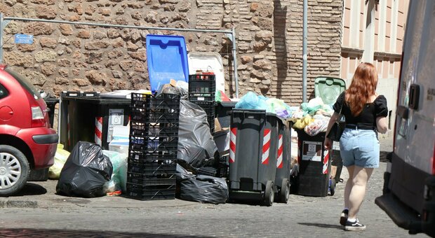 Roma sommersa dai rifiuti, la rivolta dei cittadini: boom di ricorsi contro la Tari